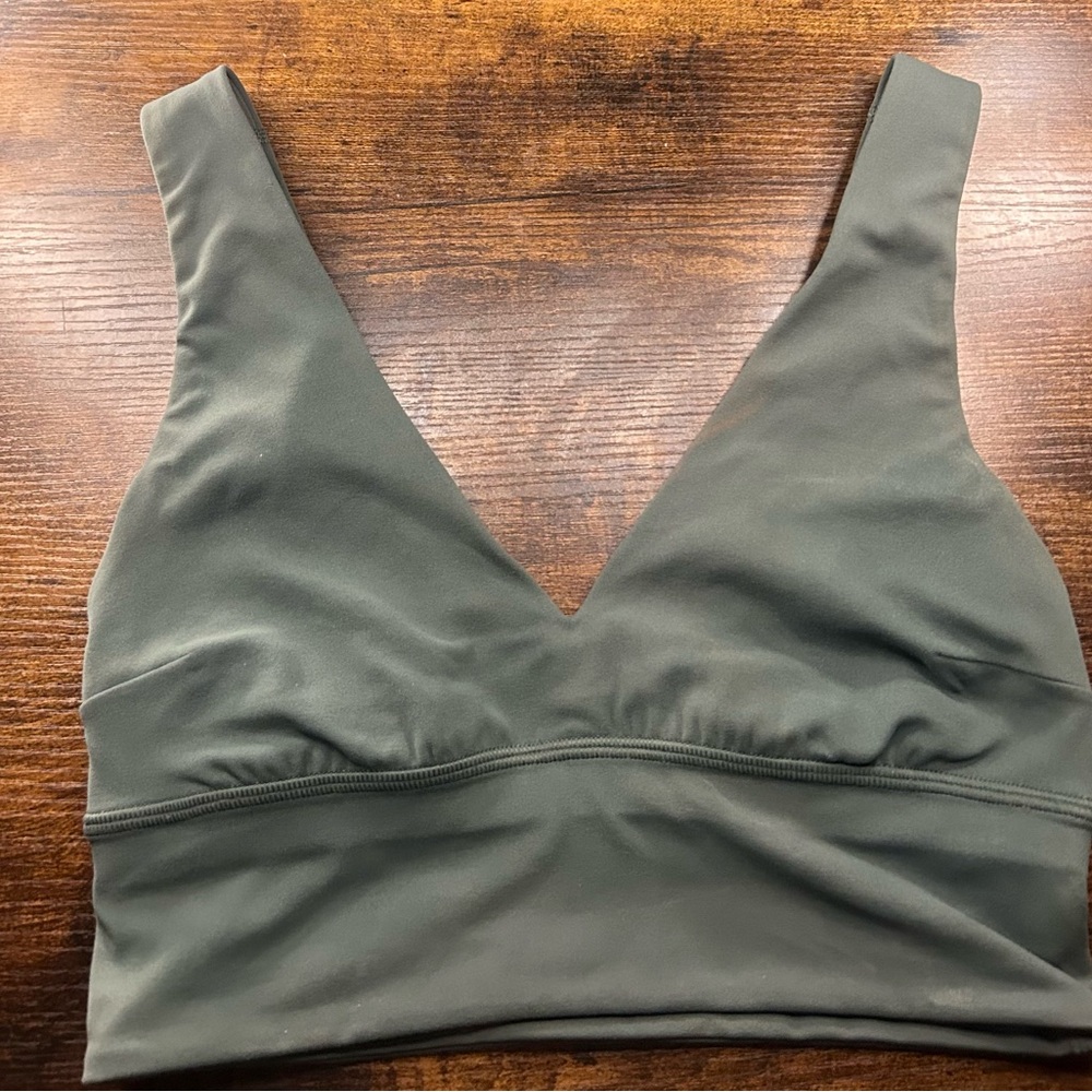 green lululemon sports bra